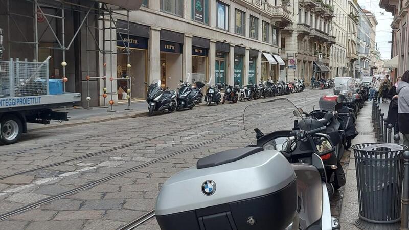 Spariscono i parcheggi per le moto a Milano!