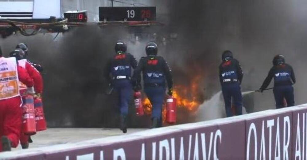 Paura in pista a Melbourne: l&rsquo;auto prende fuoco con il pilota ancora a bordo [VIDEO]