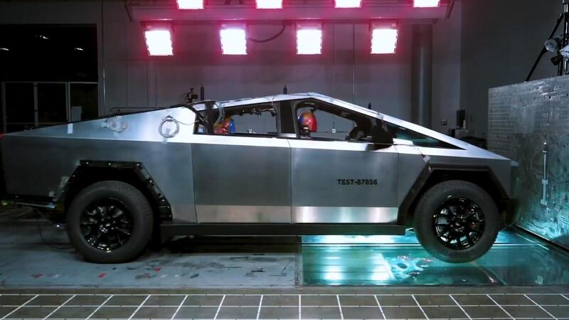 Tesla Cybertruck fa il crash test, la suspence &egrave; grande ma &egrave; del 1&deg; di aprile... [VIDEO]