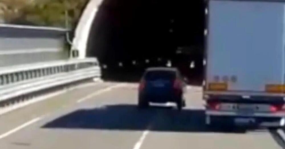 Doppio sorpasso di camion sul ponte all&rsquo;ingresso del tunnel, tragedia sfiorata [VIDEO]