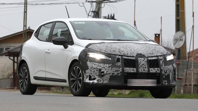 Renault Clio 2023, nuovi ibridi e nuovo Facelift [Foto Spia]