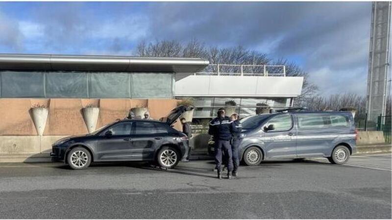 Beccata a 230 km/h con una Porsche Macan in autostrada, la scusa: &quot;stavo finendo la benzina&quot;