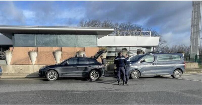 Beccata a 230 km/h con una Porsche Macan in autostrada, la scusa: &quot;stavo finendo la benzina&quot;