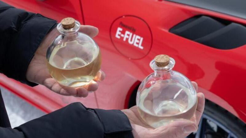 Come cambia la guida con gli e-fuels: Porsche 718 sul ghiaccio