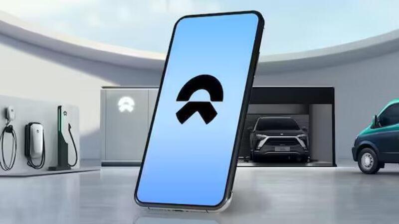 Nio conferma: oltre alle auto far&agrave; il Nio Phone; perch&eacute; Tesla non lo fa?  