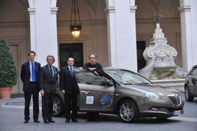 Flotta Lancia per il G8 del 2009 a Palazzo Chigi: da sinistra John Elkann, Luca Cordero di Montezemolo, Silvio Berlusconi (Premier) e Sergio Marchionne