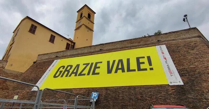 &quot;Per averci regalato emozioni indescrivibili&quot;. A Valentino Rossi le chiavi di Tavullia