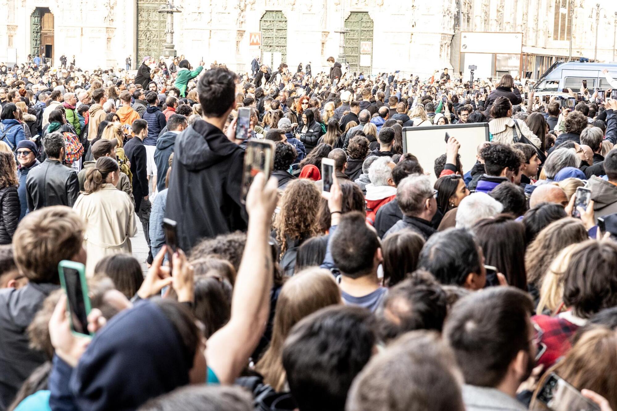 La folla a Milano in attesa di Quentin Tarantino, foto Nino Saetti