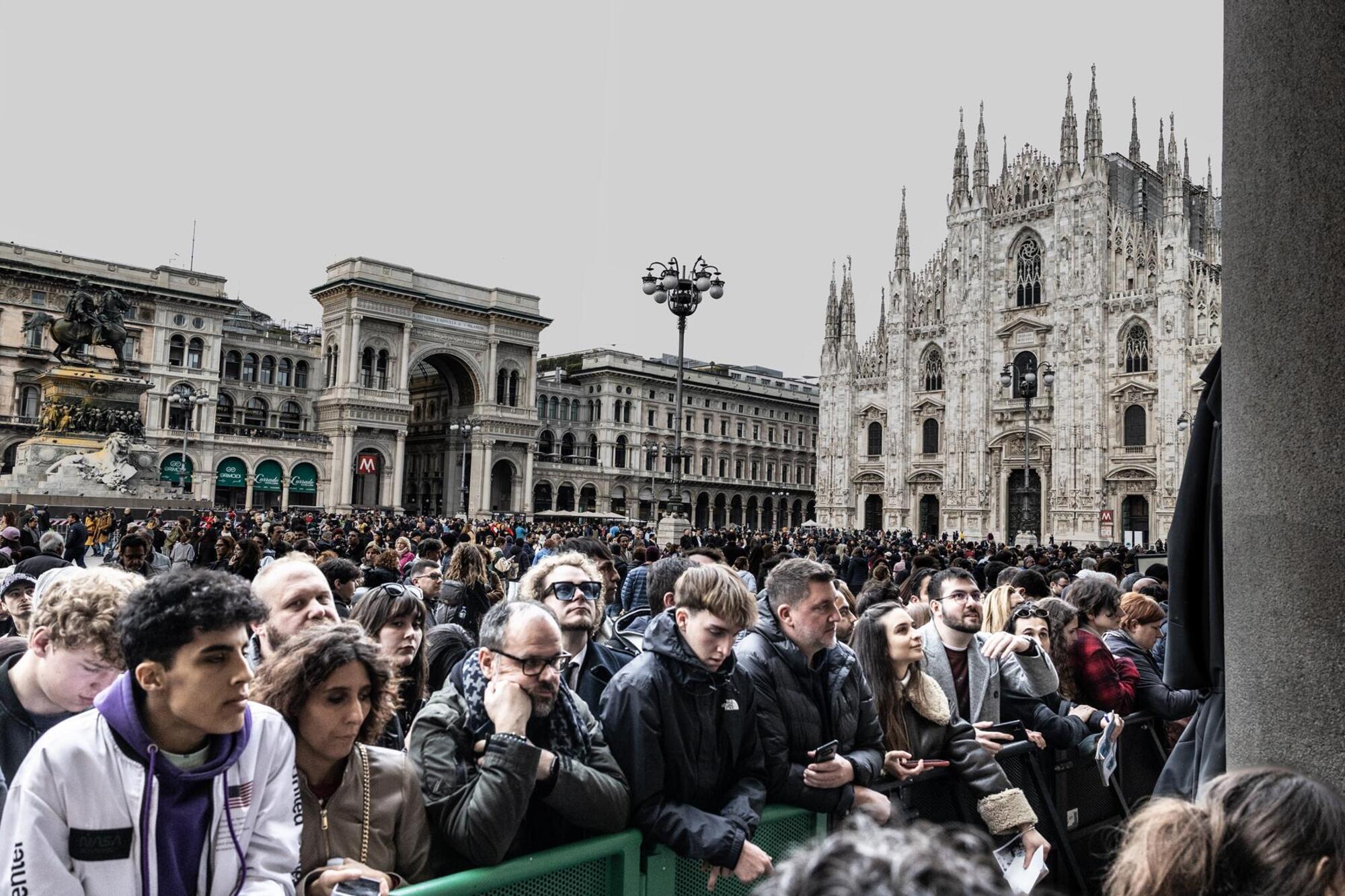 Ancora la folla assiepata per Quentin Tarantino a Milano, foto Nino Saetti