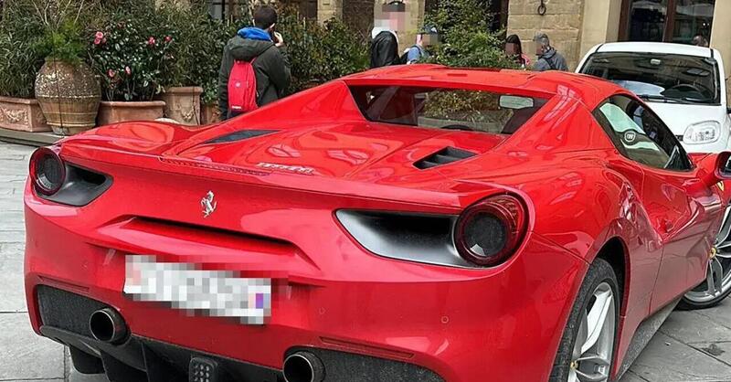 Con una Ferrari in Piazza della Signoria a Firenze: multa da 500  euro