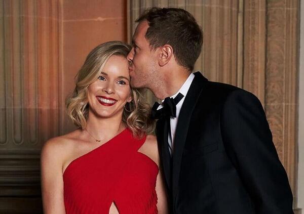 Vettel torna sui social ma questa volta la F1 non c&rsquo;entra: il messaggio per la moglie Hanna