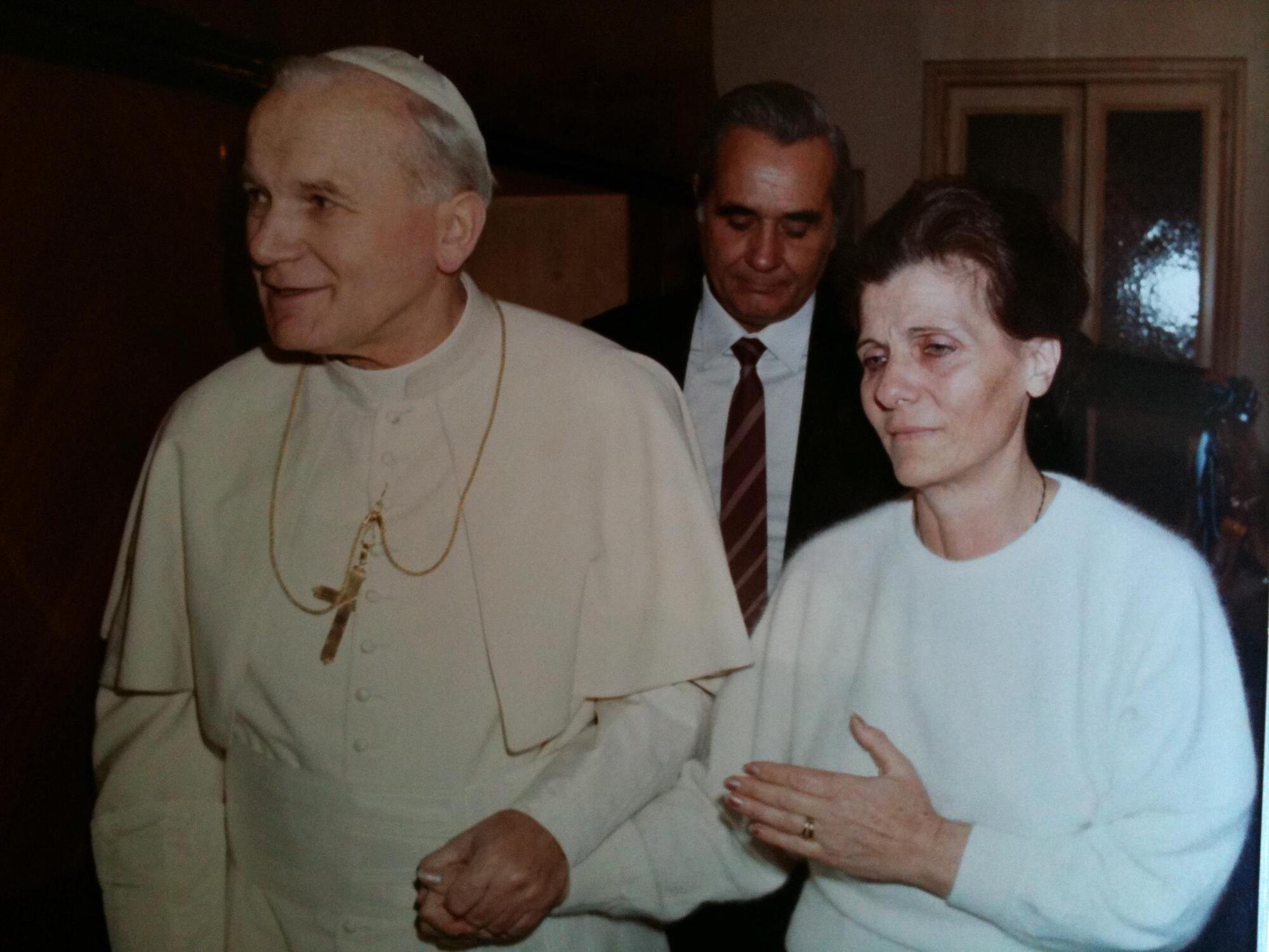 Papa Giovanni Paolo II insieme alla mamma di Emanuela Orlandi