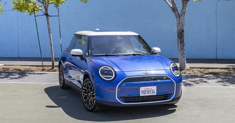 Mini Cooper SE 2023, cambia tutto: batterie, motori e design [Foto Spia]