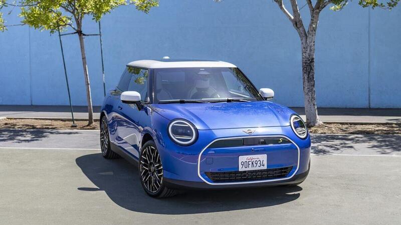 Mini Cooper SE 2023, cambia tutto: batterie, motori e design [Foto Spia]