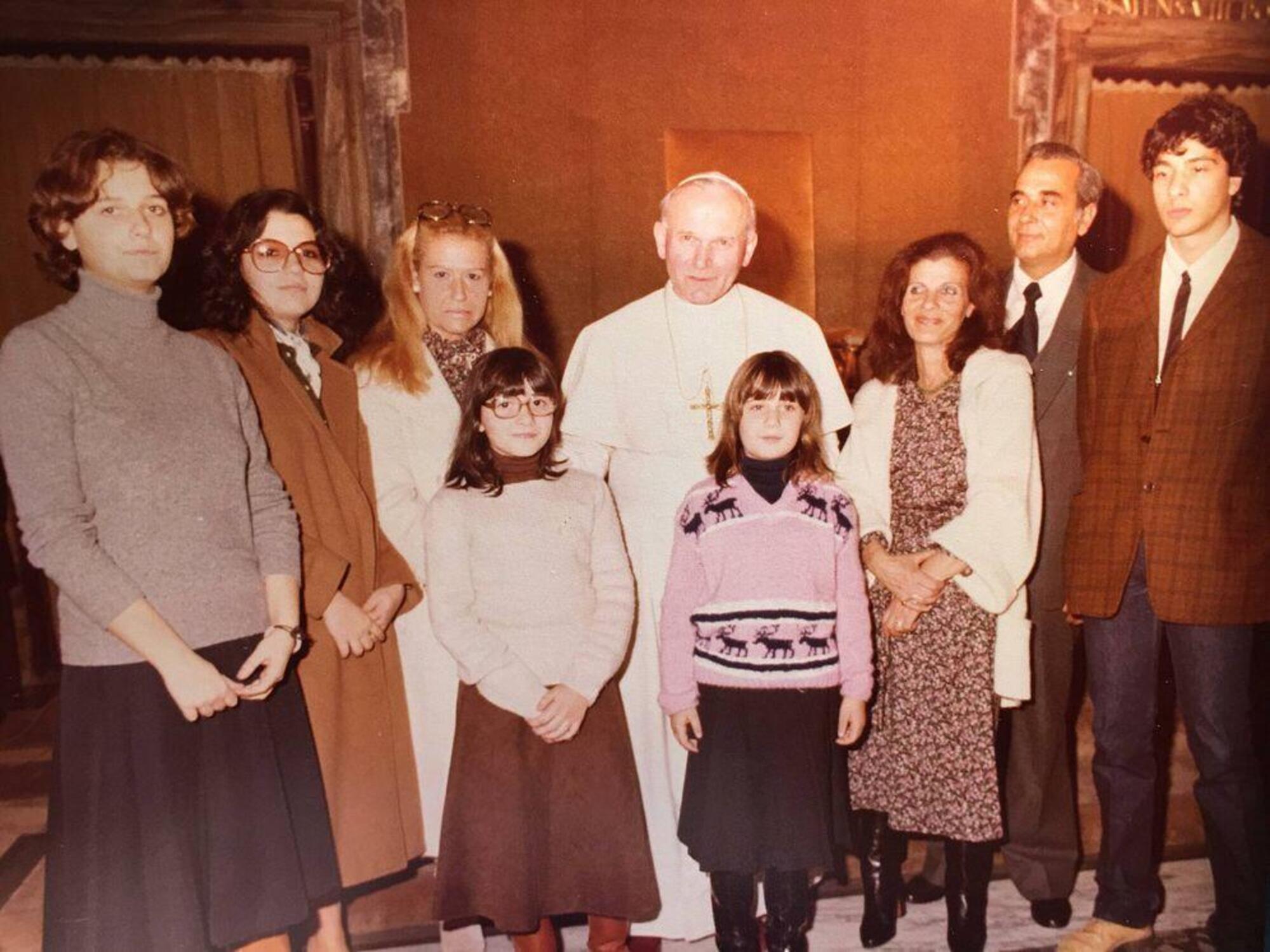 La famiglia Orlandi insieme a Papa Wojtyla