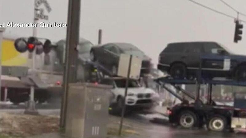 Treno contro una bisarca in diretta al passaggio a livello [VIDEO]