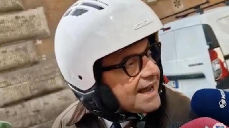 Carlo Calenda: &quot;Con il casco in testa sono di sinistra? Perch&eacute; quelli di destra vanno senza casco?&quot;