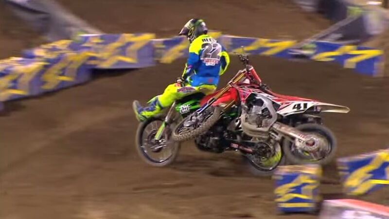 Supercross. Spunta la bandiera nera, troppi contatti