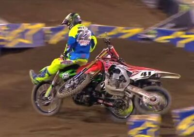 Supercross. Spunta la bandiera nera, troppi contatti