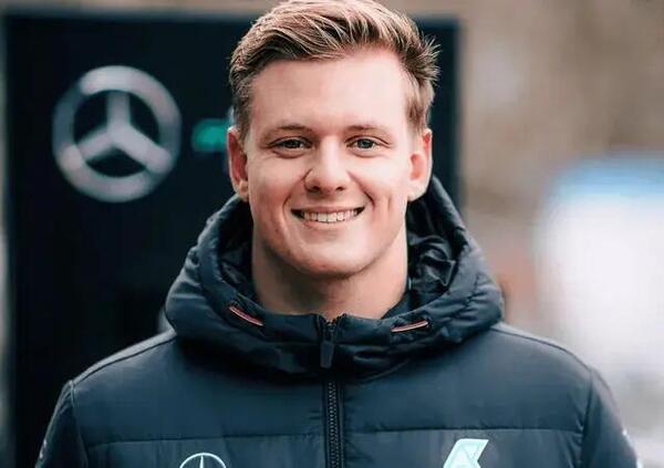 Mick Schumacher esalta la fabbrica Mercedes dopo gli anni in Ferrari: &ldquo;Qui sono impressionanti&rdquo; 