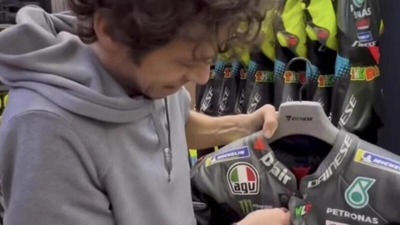 Valentino Rossi appende l&#039;ultima tuta con cui ha gareggiato. Il video del momento storico [VIDEO]