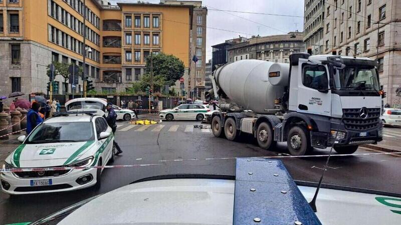 Betoniera investe una donna in bici in centro a Milano. L&#039;autista &quot;Uccidetemi&quot;