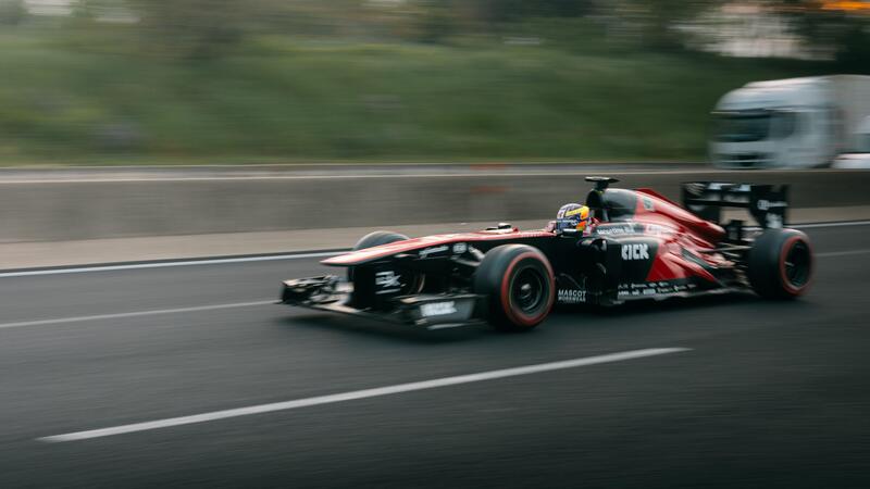 La Alfa Romeo F1 di Zhou Guanyu accende il motore e corre tra Cassino e Pomigliano