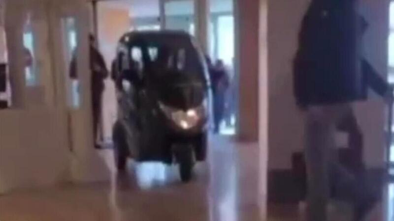 Roma, con lo scooter dentro l&#039;ospedale: &quot;Avevo un appuntamento&quot; [VIDEO]