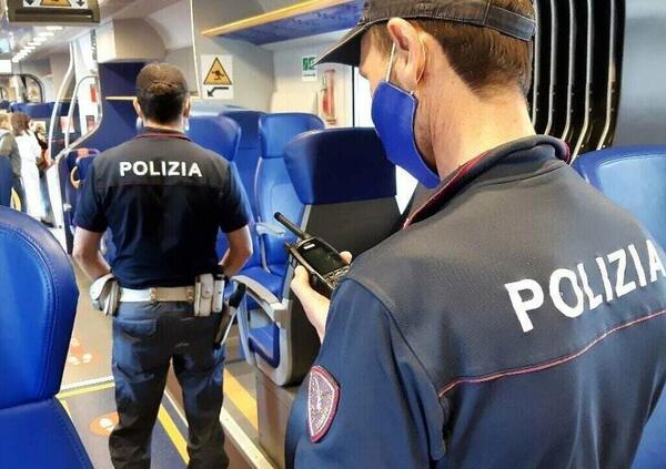 Gli chiede una informazione e la violenta. Ma cosa succede sui treni regionali italiani?