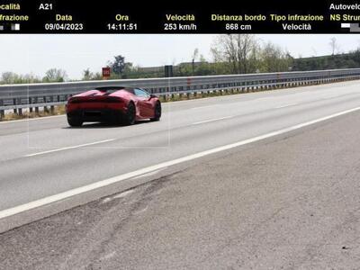 Lamborghini Huracan segnalata a 253 km/h in autostrada, attenzione