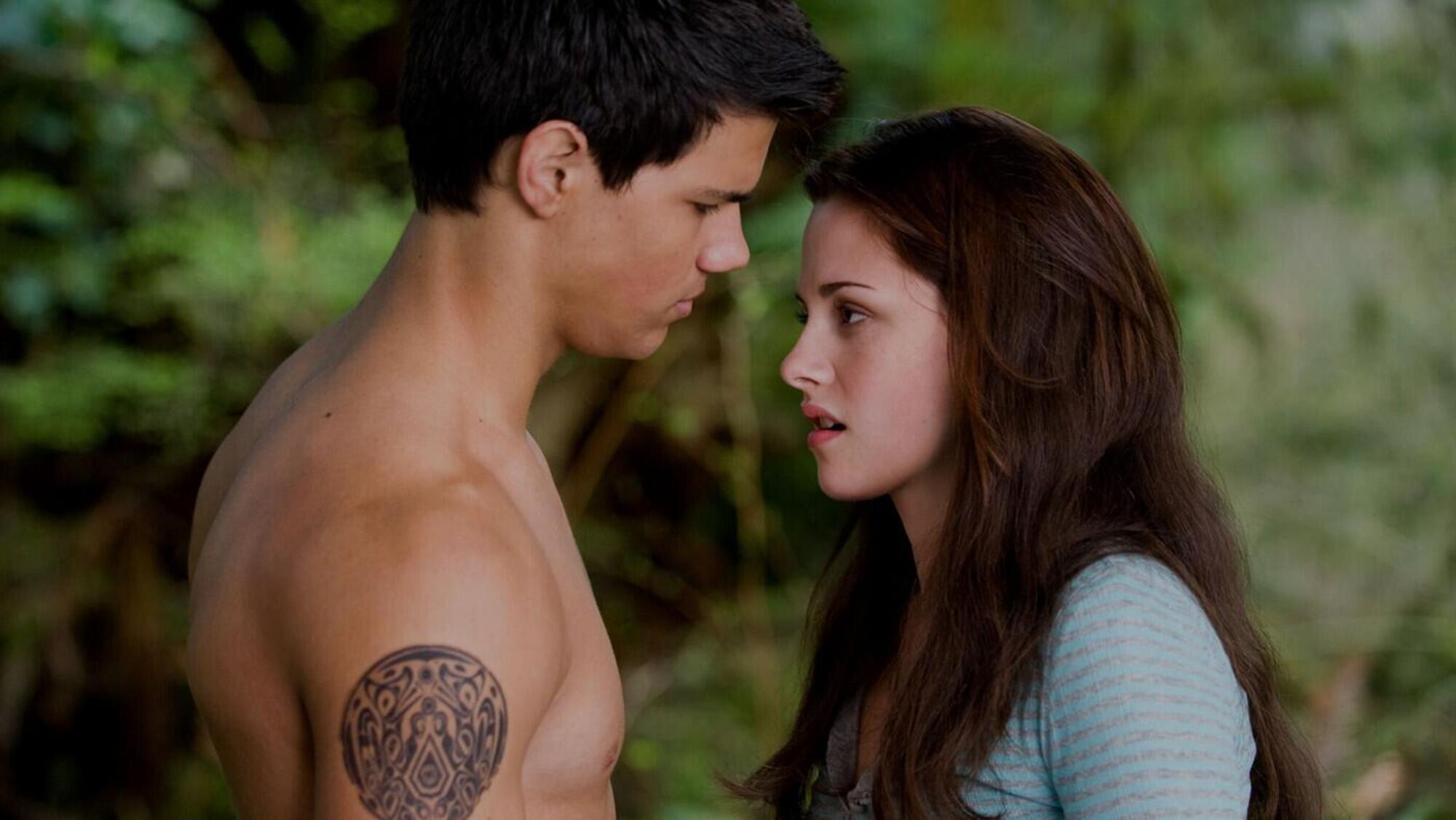Taylor Lautner e Kristen Stewart nella saga cinematografica di Twilight