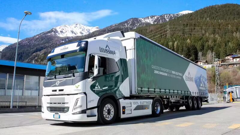 Primo Tir Volvo elettrico consegnato alla Levissima, in funzione in Valtellina 