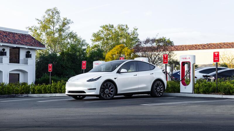 Tesla vuole cancellare le cariche illimitate: i proprietari sono avvertiti