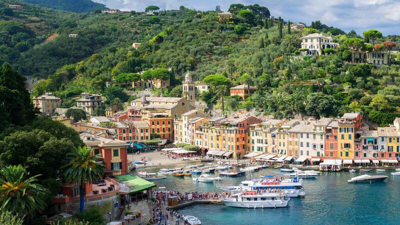 Portofino: divieto di sosta... a piedi. Troppi selfie intralciano il traffico