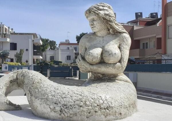 Sirena o Malena (che &ldquo;tradisce&rdquo; il Pd)? Scandalo per la statua nella piazza dedicata alla Montalcini in Puglia