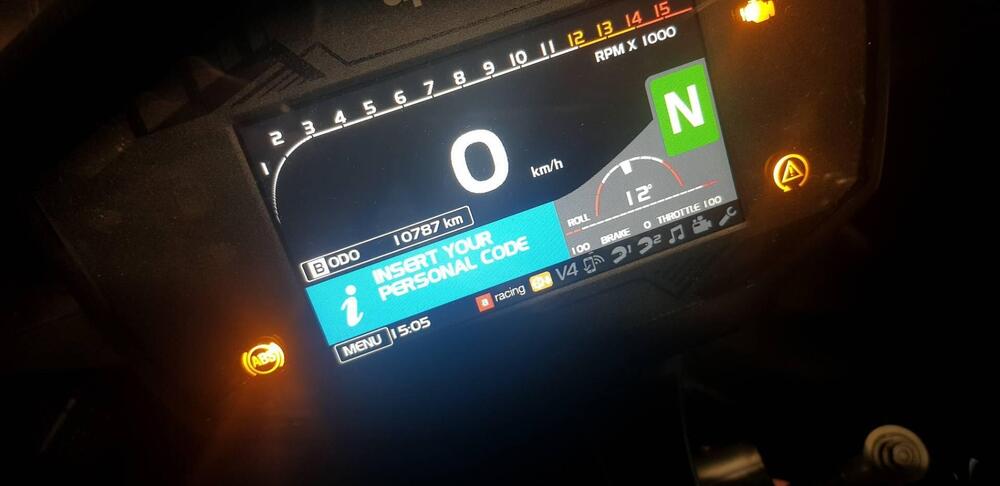 Aprilia RSV4 RF ABS (2015 - 17) (3)