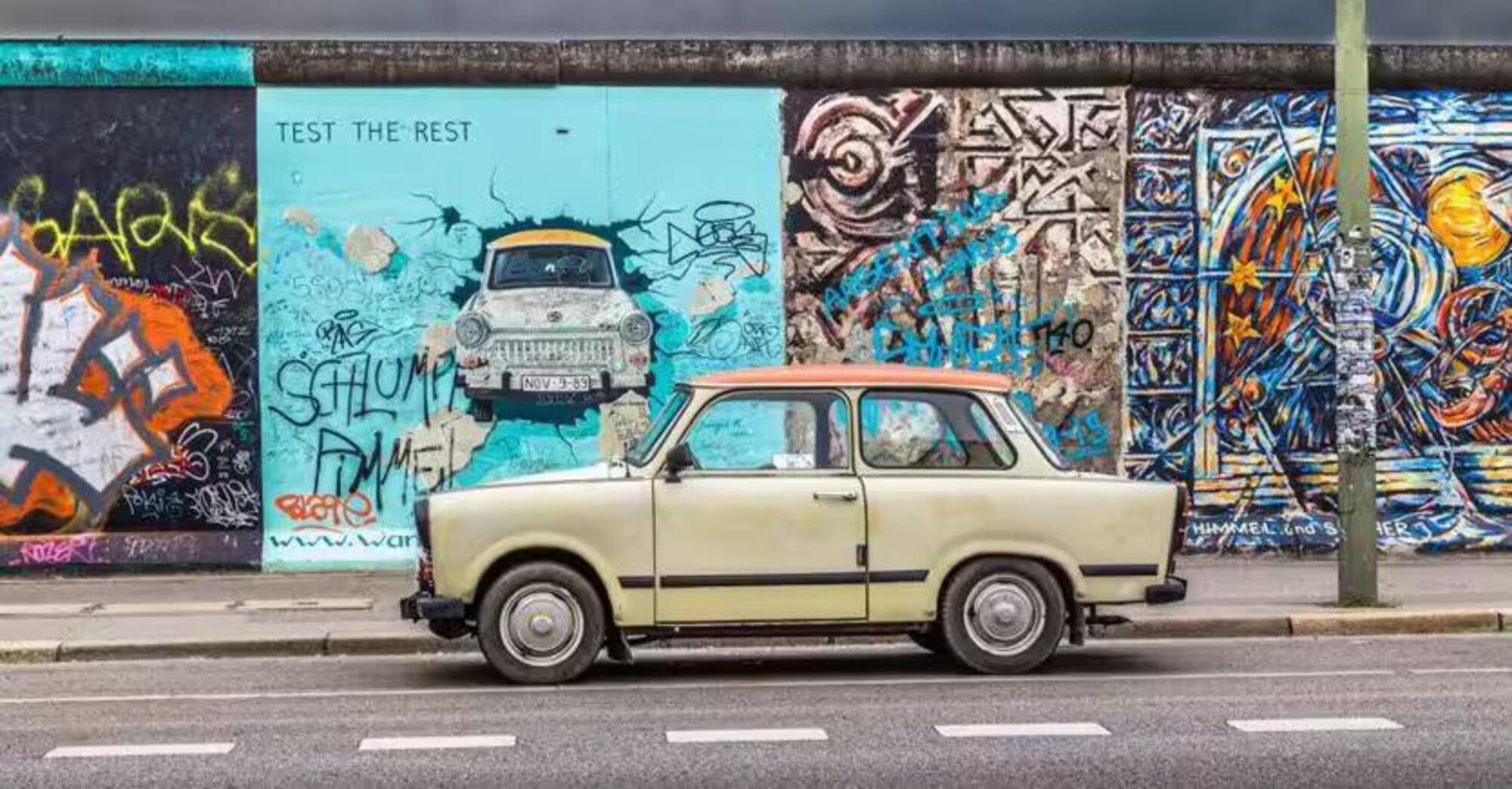 La Trabant dipinta sul muro di Berlino