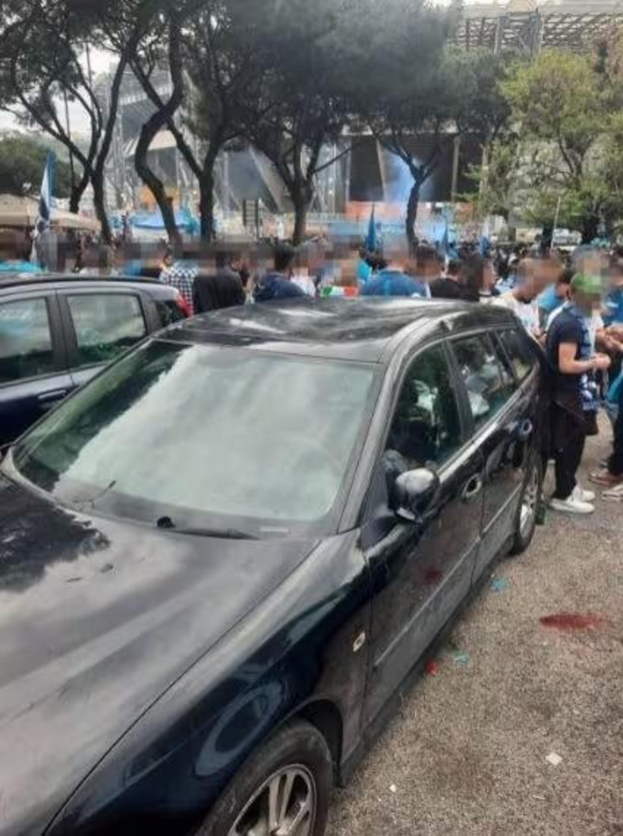 Una delle auto devastate a Napoli