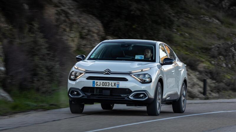 Citroen e-C4 ed e-C4 X, aumenta sia la potenza che l&rsquo;autonomia 