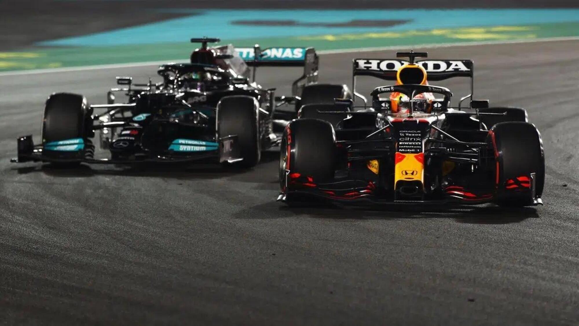 Abu Dhabi 2021, col finale che tra le polemiche ha &quot;regalato&quot; il titolo a Verstappen, fa ancora male a Hamilton
