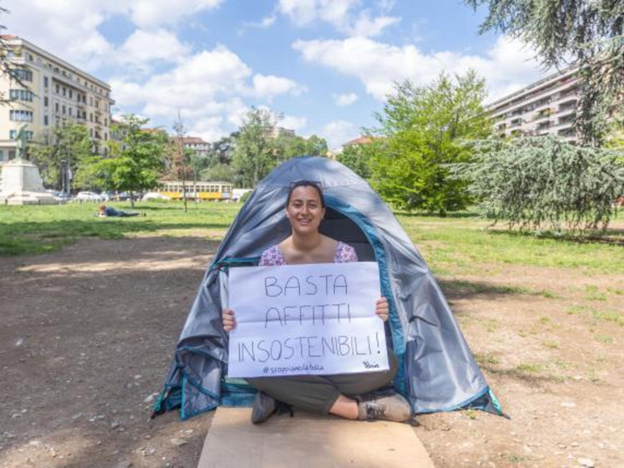 Ilaria, la ragazza che per protesta contro gli affitti alti si &egrave; accampata fuori dal Politecnico