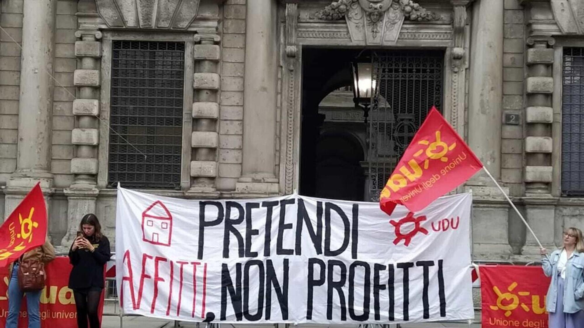 Un presidio dell&#039;Unione degli Universitari contro il caro affitti a Milano