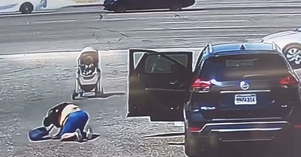 Salva dalle auto in corsa un neonato in passeggino. Ma &egrave; la sua storia a essere incredibile [VIDEO]