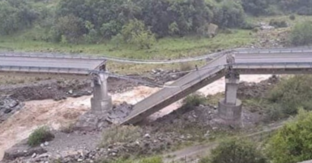 Un ponte &egrave; crollato dopo soli 9 anni (e 80 milioni). E ora si gioca allo scaricabarile tra i politici [VIDEO] 