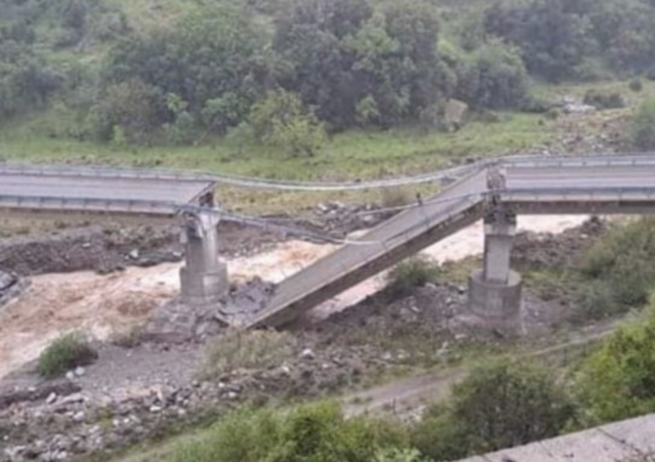 Un ponte &egrave; crollato dopo soli 9 anni (e 80 milioni). E ora si gioca allo scaricabarile tra i politici [VIDEO] 