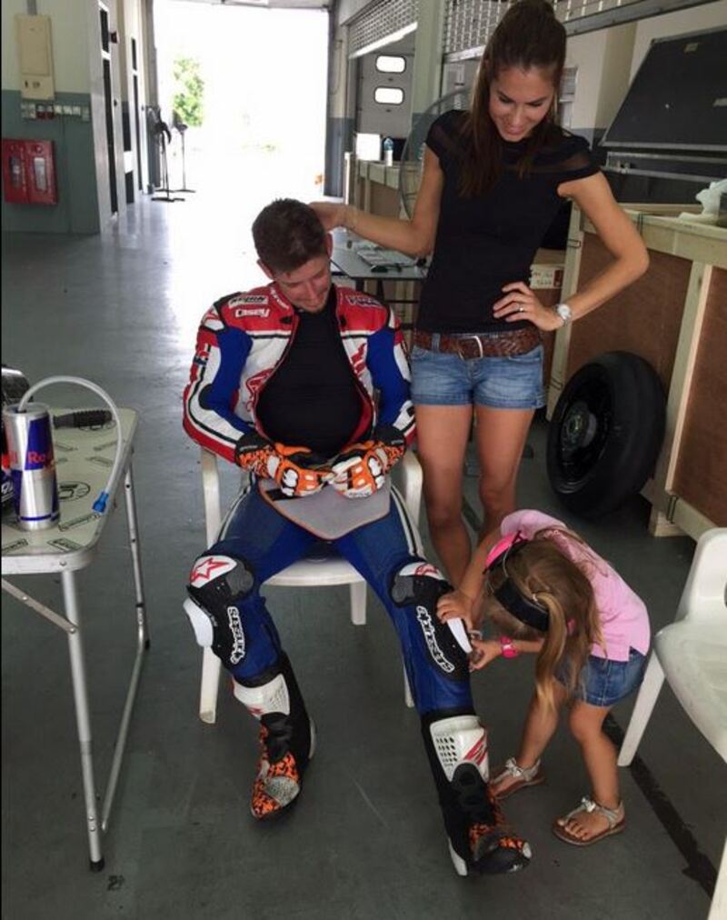 Stoner nei box di Sepang con moglie e figlia