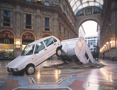 Vent&#039;anni fa: la Fiat Uno con roulotte al seguito irrompeva in Galleria a Milano