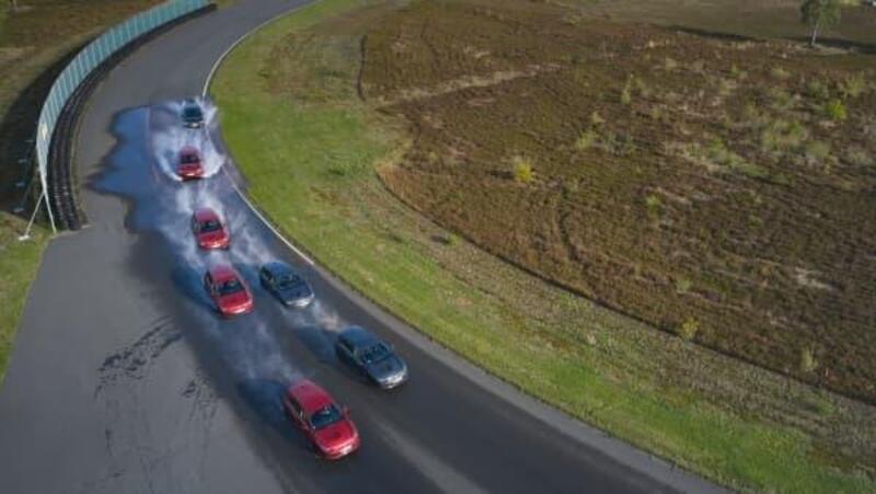 Aquaplaning sul bagnato in curva (foto ADAC)