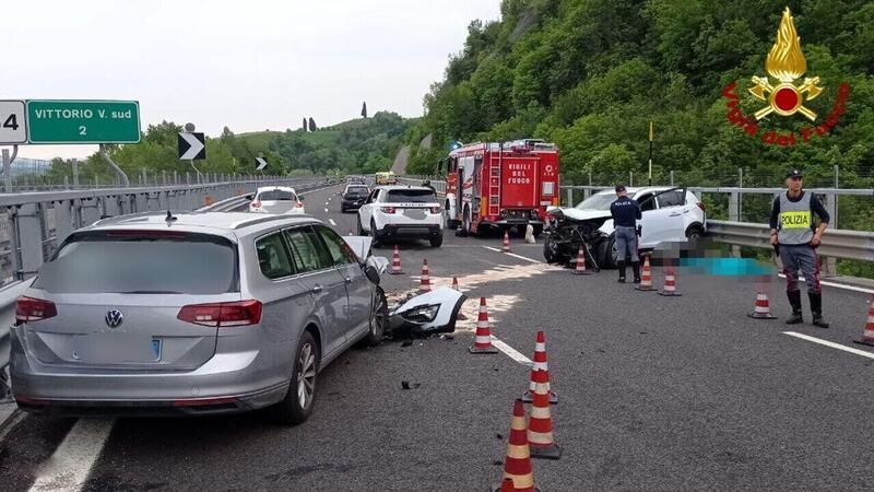 Auto contromano sulla A27 si schianta contro due vetture: un morto, tre feriti 