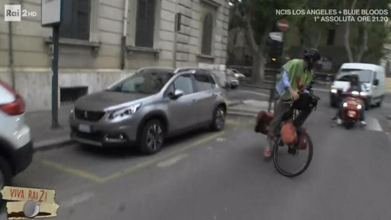 Jovanotti, il cellulare e lo scooter che glielo distrugge